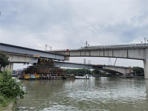 杭州余杭區(qū)1800噸鋼箱梁浮托法跨運河（680米）工程